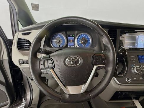 Used 2020 Toyota Sienna XLE w/ XLE Navigation Package image 11