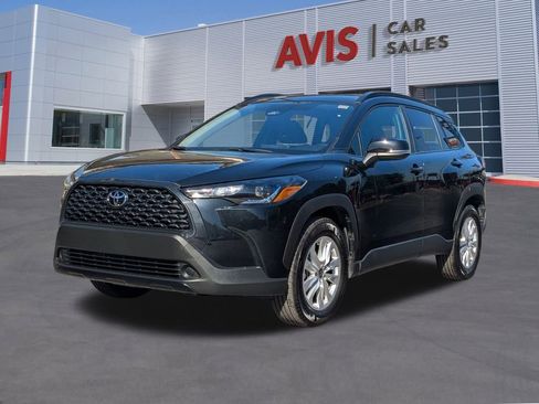 Used 2025 Toyota Corolla Cross LE image 1