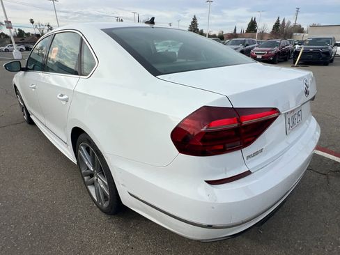 Used 2017 Volkswagen Passat 1.8T R-Line w/ R-Line Lighting Package image 4