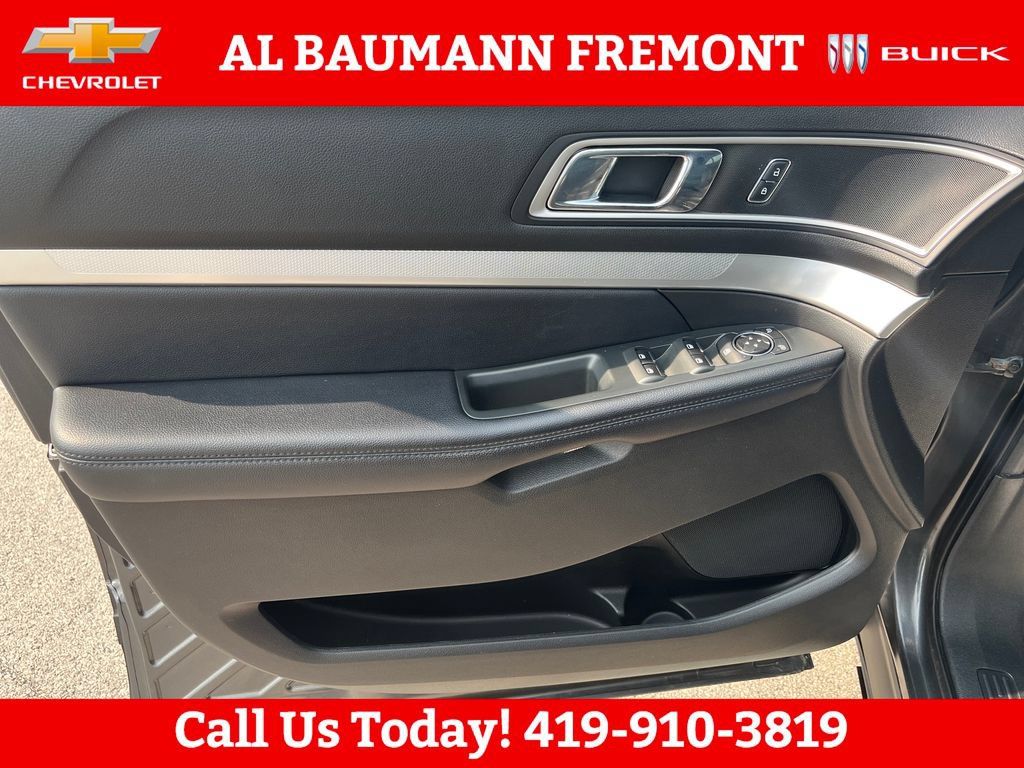 Used 2017 Ford Explorer XLT w/ Equipment Group 202A FWD image 10