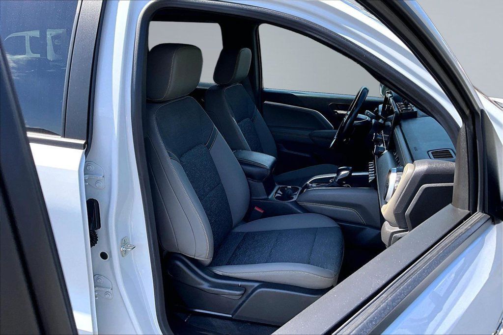 Used 2024 Chevrolet Colorado ZR2 w/ Technology Package AWD/4WD image 16
