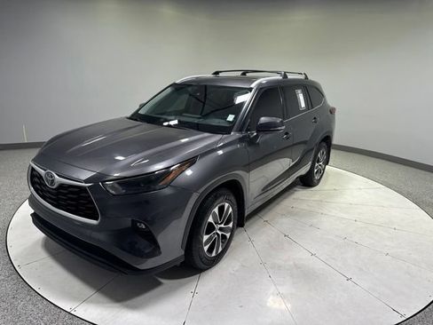 Used 2022 Toyota Highlander XLE AWD/4WD image 1