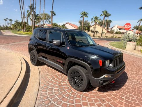 Used 2018 Jeep Renegade Trailhawk w/ Popular Equipment Group AWD/4WD image 20