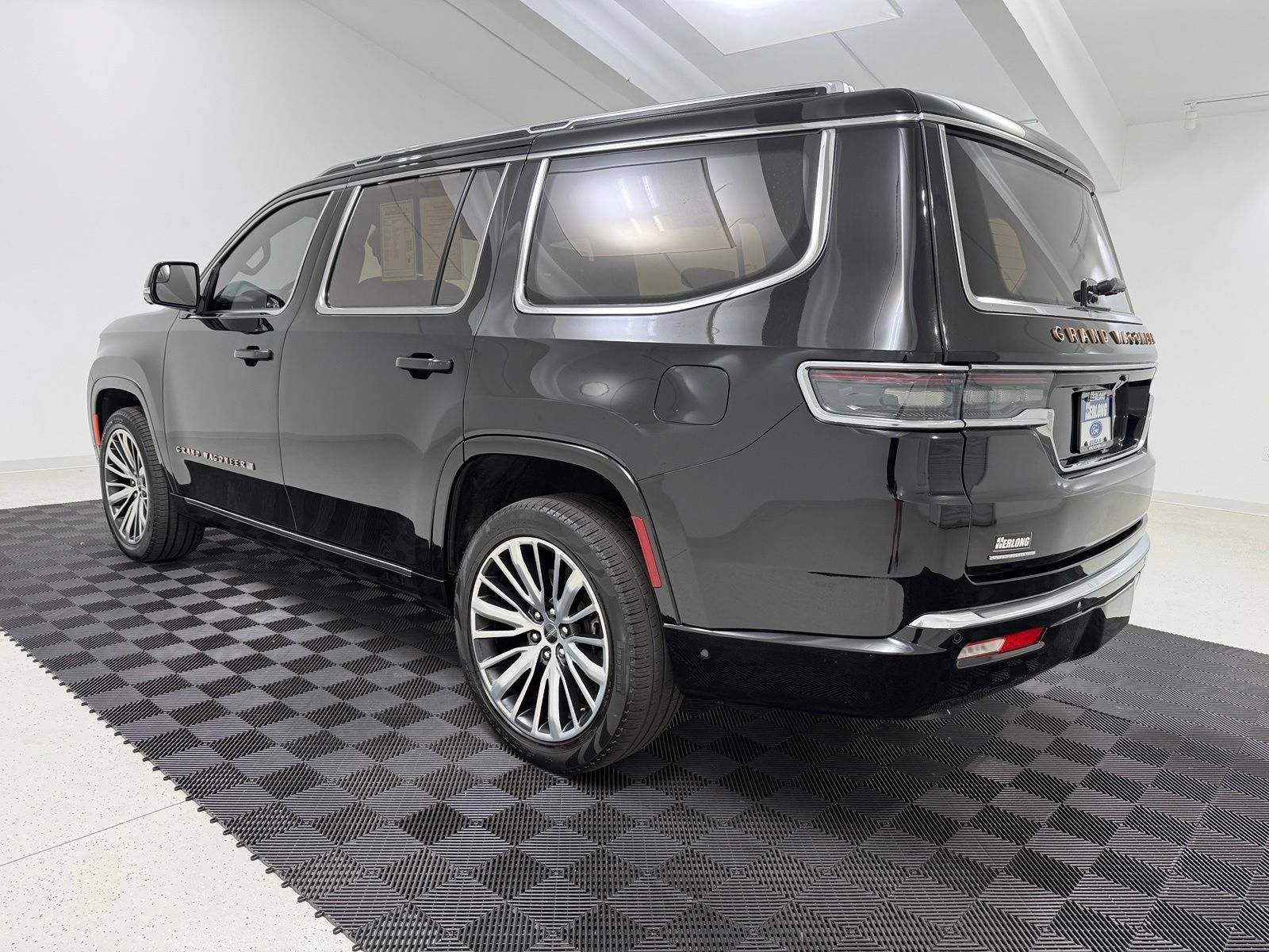 Used 2023 Jeep Grand Wagoneer Series III AWD/4WD image 5
