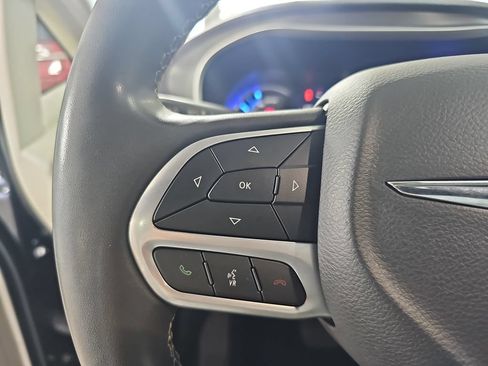 Used 2023 Chrysler Pacifica Touring-L FWD image 23