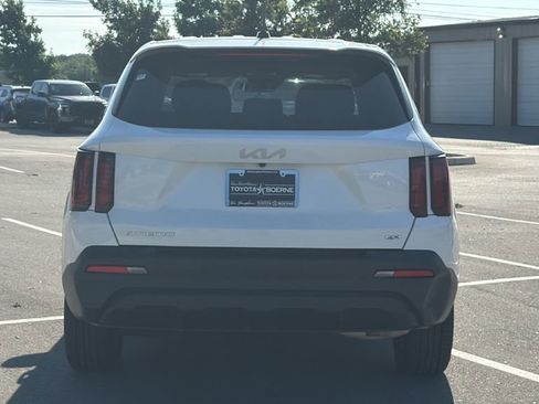 Used 2023 Kia Sorento LX AWD/4WD image 7