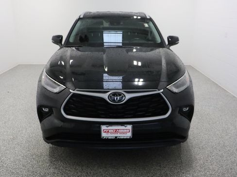 Used 2022 Toyota Highlander XLE FWD image 3