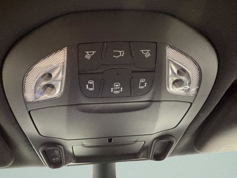 Used 2025 Chrysler Pacifica Limited image 31