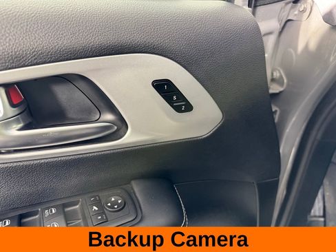 Used 2025 Chrysler Pacifica Limited image 10