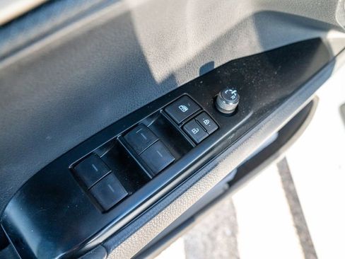 Used 2025 Toyota Camry SE w/ Convenience Package image 20