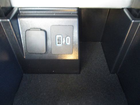 Used 2023 Ford Explorer XLT image 29