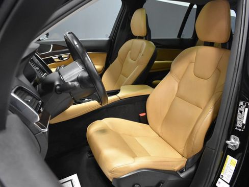 Used 2016 Volvo XC90 T6 Momentum w/ Momentum Plus Package AWD/4WD image 5