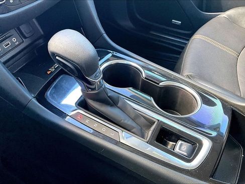 Used 2023 Chevrolet Equinox Premier image 17