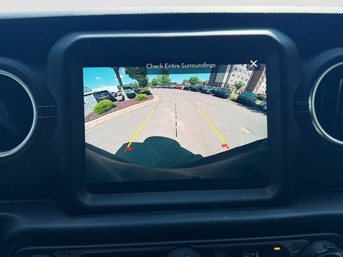 Used 2022 Jeep Wrangler Unlimited Sahara w/ Cold Weather Group AWD/4WD image 13
