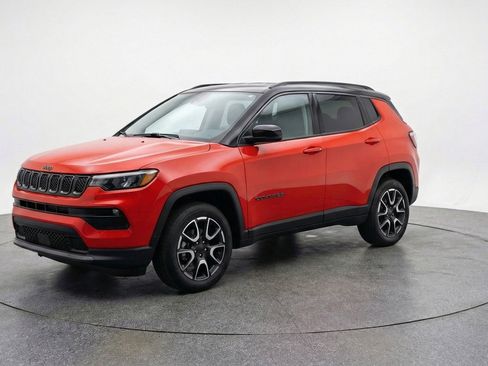 Used 2025 Jeep Compass Trailhawk AWD/4WD image 3