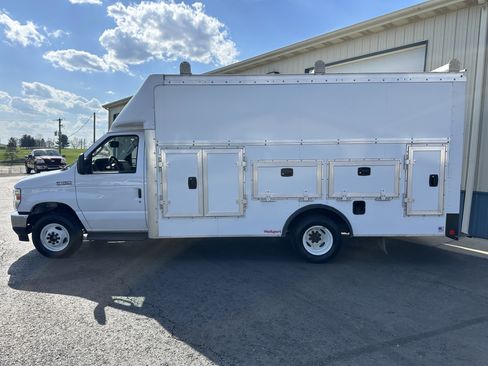 Used 2024 Ford E-450 and Econoline 450 Super Duty w/ Interior Upgrade Package image 4
