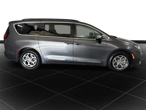 Used 2023 Chrysler Pacifica Limited FWD image 6