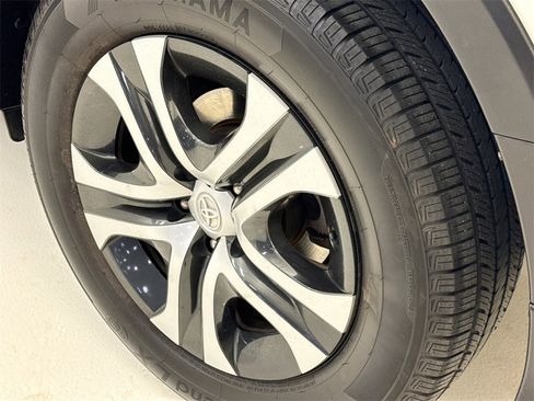 Used 2017 Toyota RAV4 LE image 13