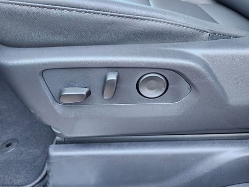 New 2026 GMC Sierra 1500 SLT image 18