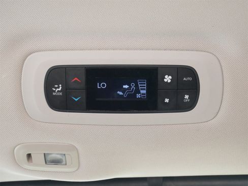 Used 2018 Chrysler Pacifica Limited image 14