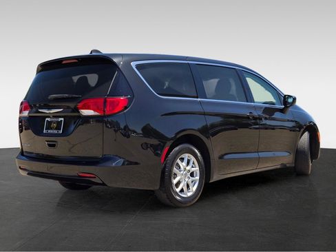 Used 2022 Chrysler Voyager LX FWD image 5