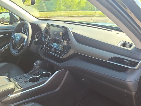 Used 2022 Toyota Highlander XLE AWD/4WD image 29