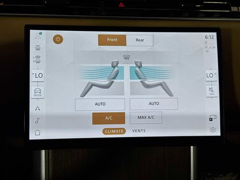 Used 2024 Land Rover Range Rover Long Wheelbase SE image 17