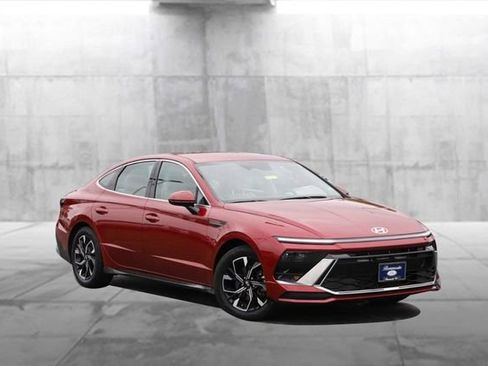 Used 2025 Hyundai Sonata SEL FWD image 2