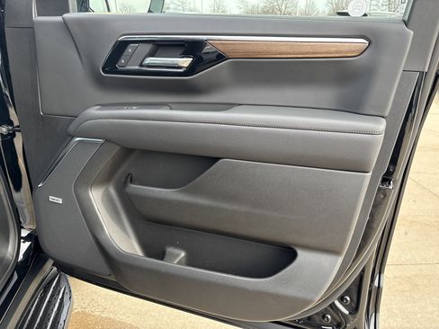 New 2025 Chevrolet Suburban High Country w/ LPO, Illumination Package image 25