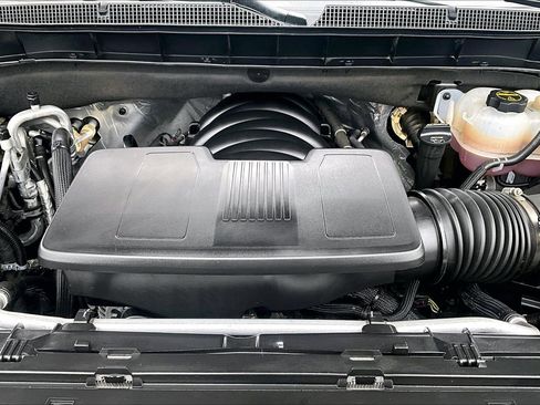 Used 2025 Chevrolet Suburban Premier image 10