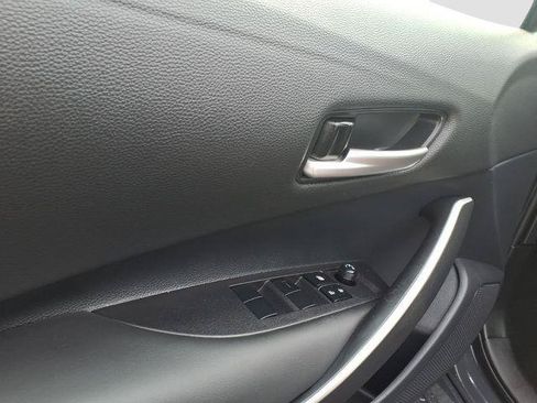 Certified 2025 Toyota Corolla SE FWD image 4