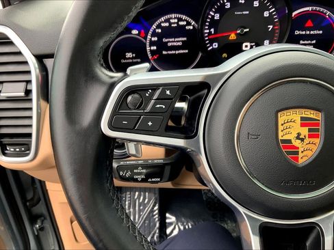 Used 2021 Porsche Cayenne image 22