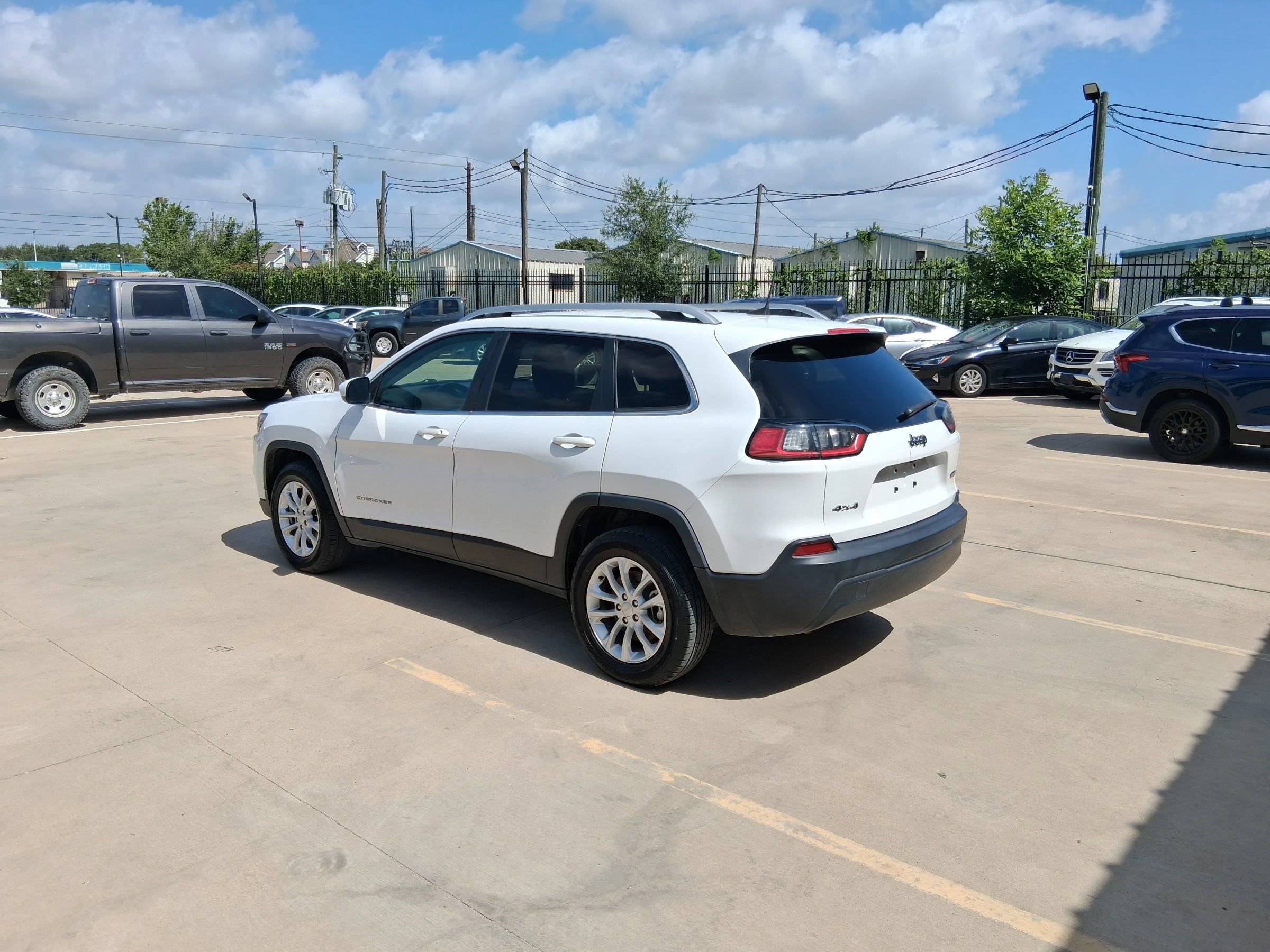 Used 2019 Jeep Cherokee Latitude w/ Popular Appearance Group AWD/4WD image 4