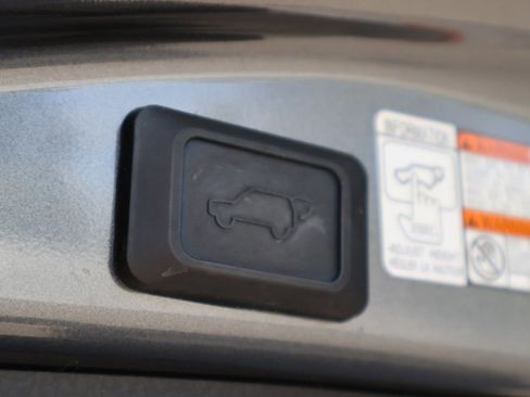 Used 2018 Toyota RAV4 Limited AWD/4WD image 7