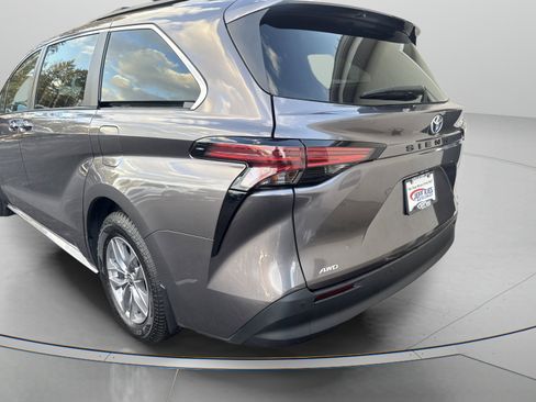 Used 2022 Toyota Sienna XLE image 7