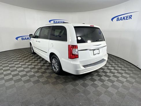 Used 2011 Chrysler Town & Country Limited image 7