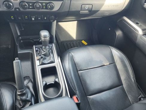 Used 2020 Toyota Tacoma Limited image 15