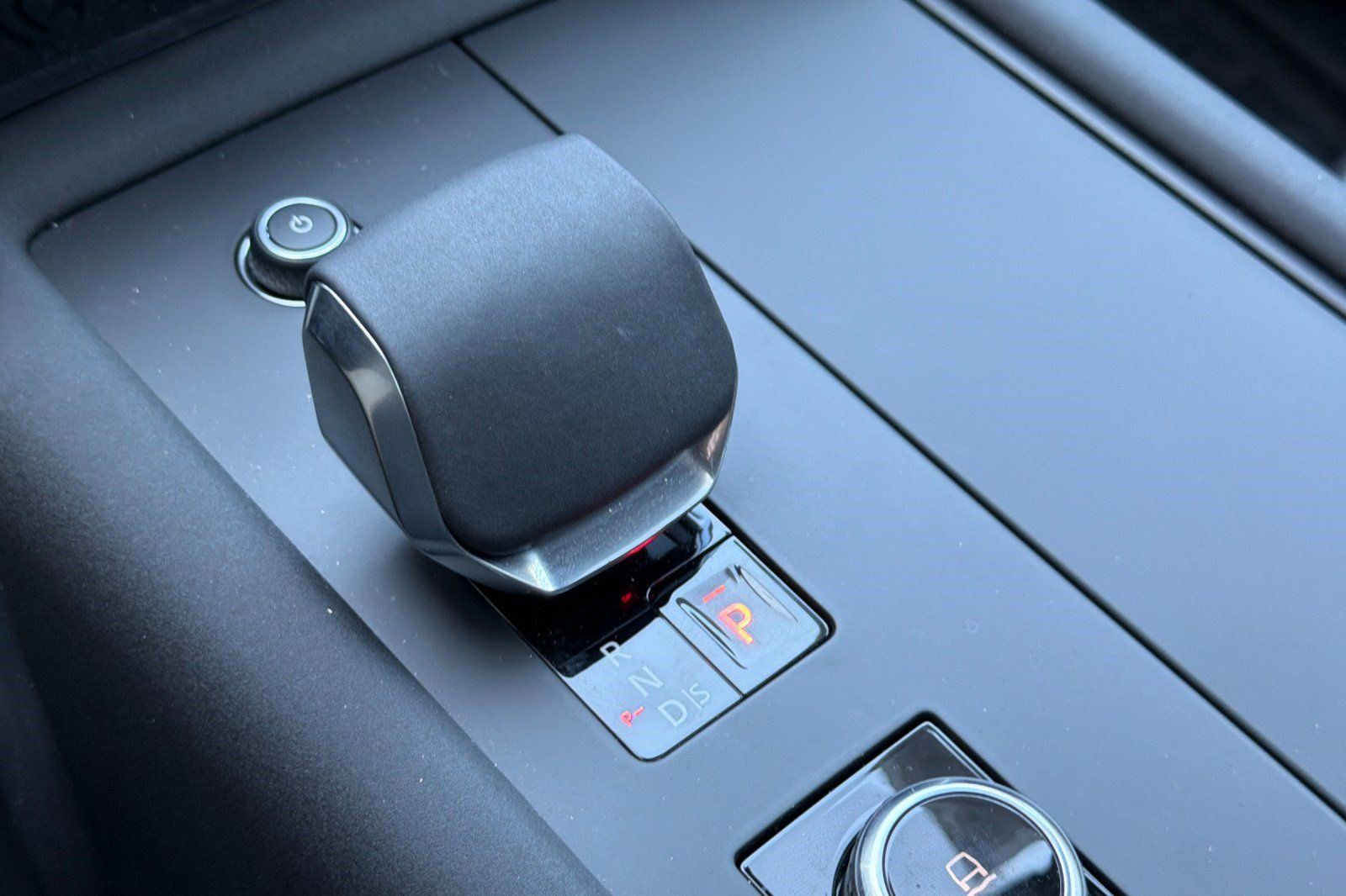 Used 2025 Land Rover Discovery S AWD/4WD image 18