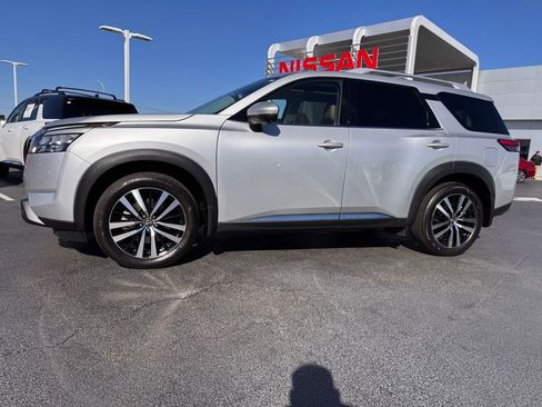 Used 2025 Nissan Pathfinder Platinum w/ Cargo Package image 2