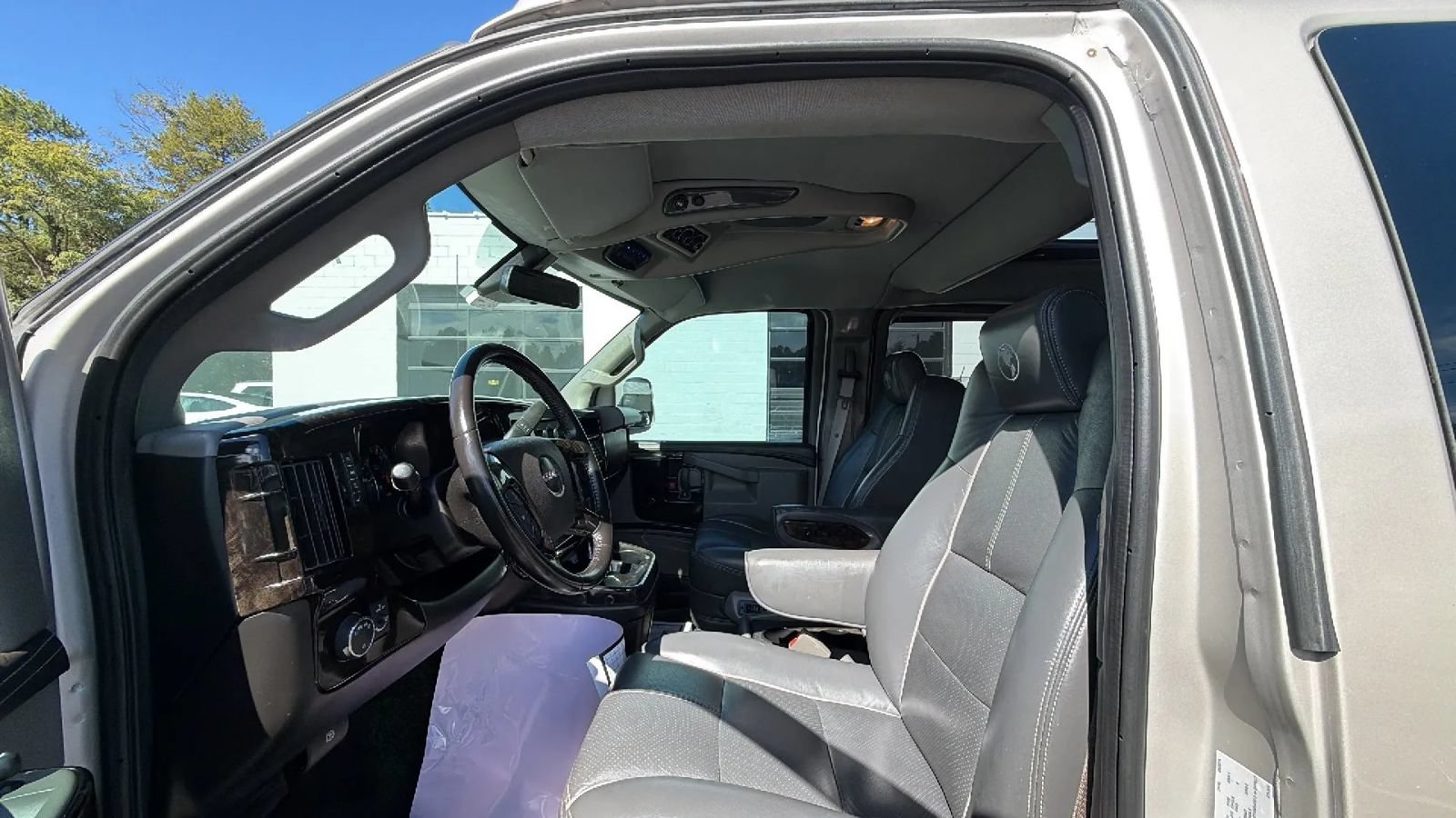 Used 2019 GMC Savana 2500 w/ Enhanced Convenience Package RWD image 19