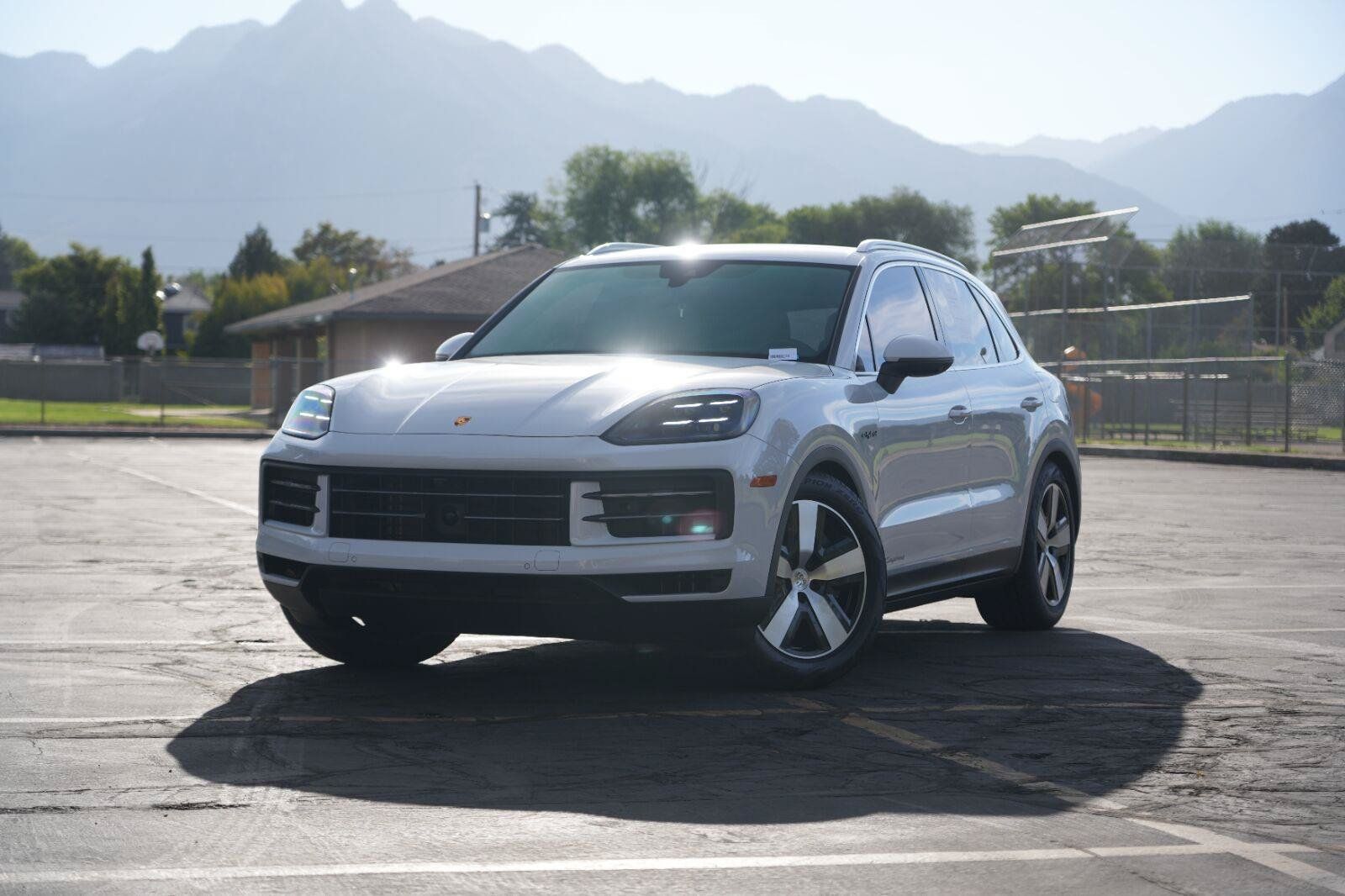 Used 2024 Porsche Cayenne AWD/4WD image 1