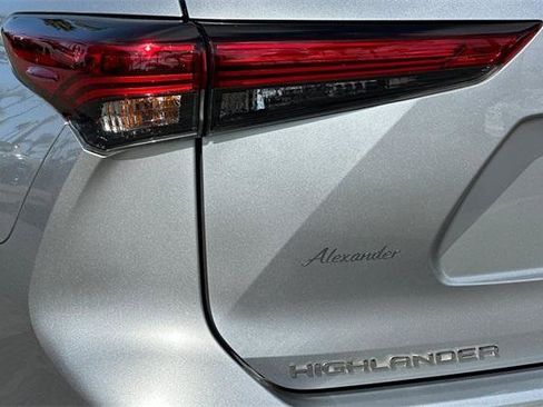 Used 2022 Toyota Highlander XLE image 29