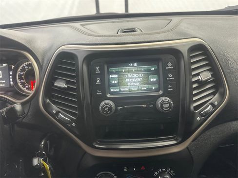 Used 2016 Jeep Cherokee Sport image 28