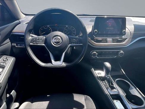 Used 2024 Nissan Altima 2.5 SV FWD image 5