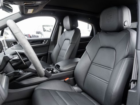 Certified 2025 Porsche Cayenne E-Hybrid Coupe image 5