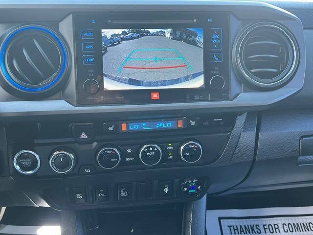 Used 2017 Toyota Tacoma TRD Sport AWD/4WD image 12