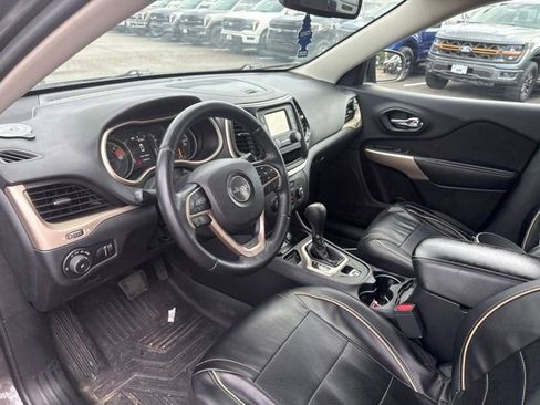 Used 2018 Jeep Cherokee Latitude w/ Altitude Package FWD image 9