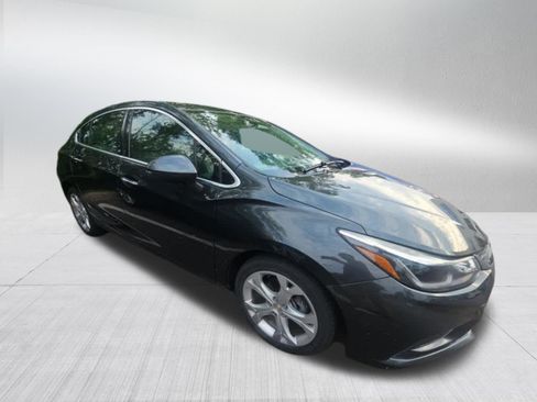Used 2018 Chevrolet Cruze Premier FWD image 3