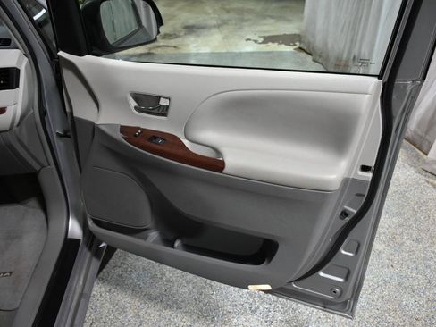 Used 2012 Toyota Sienna XLE FWD image 40