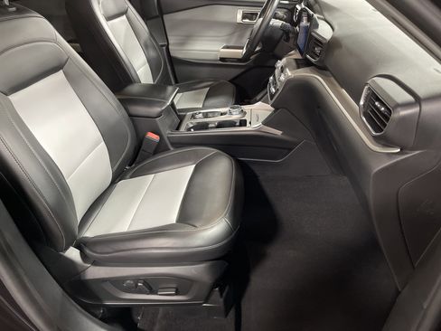 Used 2022 Ford Explorer XLT w/ Equipment Group 202A image 17